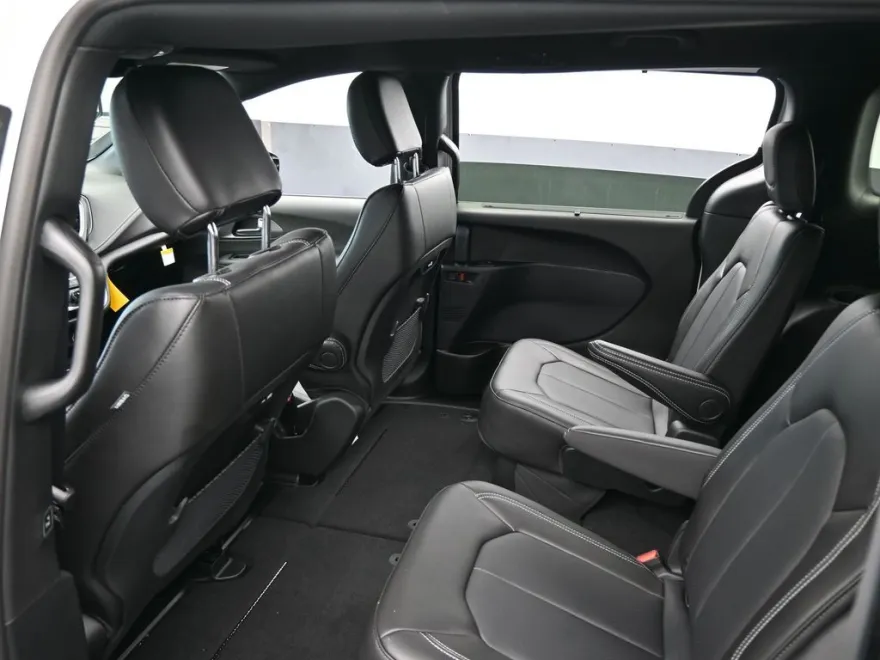 2025 Chrysler Pacifica Touring photo 1