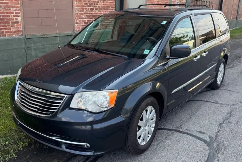 2014 Chrysler Town & Country Touring photo 1
