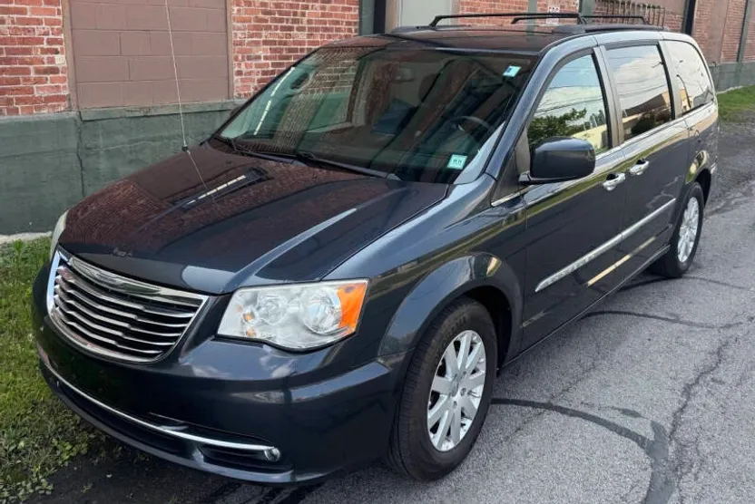 2014 Chrysler Town & Country Touring photo 1