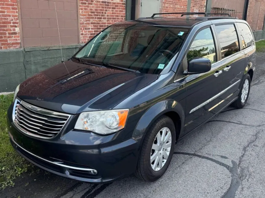 2014 Chrysler Town & Country Touring photo 1