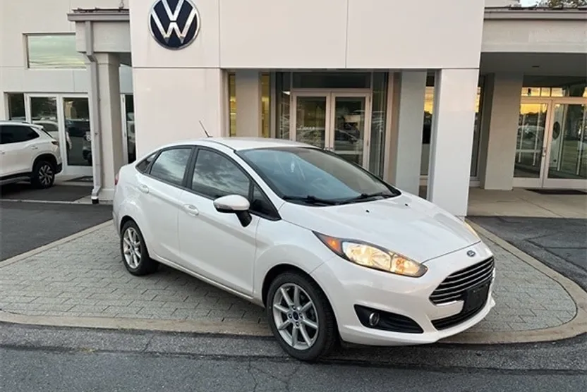 2016 Ford Fiesta SE photo 1