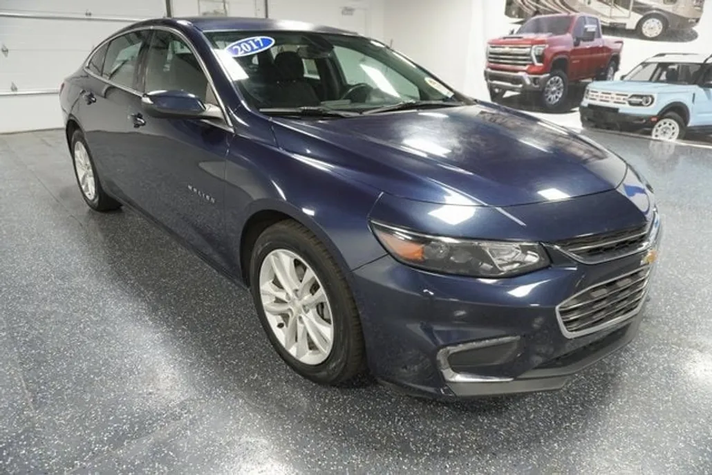 2017 Chevrolet Malibu 1LT photo 1