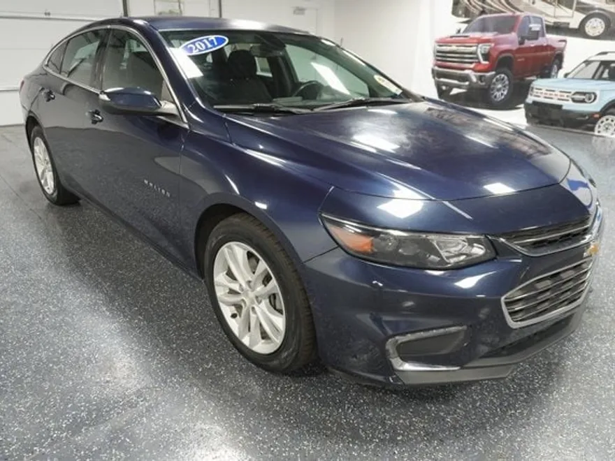 2017 Chevrolet Malibu 1LT photo 1