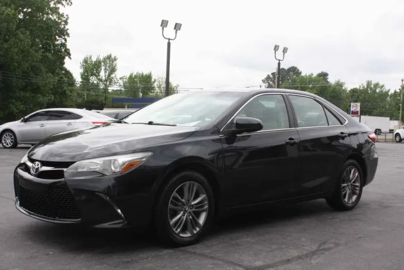2017 Toyota Camry LE photo 1