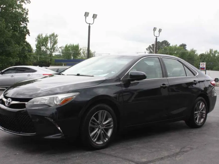 2017 Toyota Camry LE photo 1