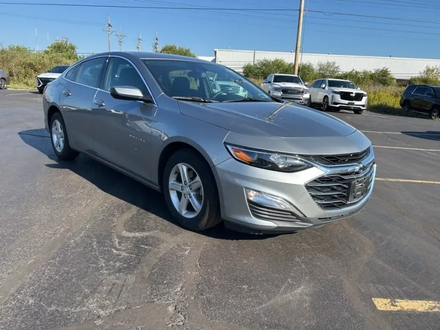 2024 Chevrolet Malibu photo 1