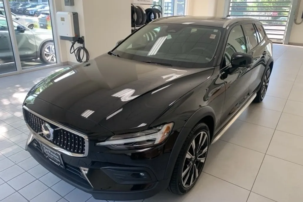 2023 Volvo V60 Cross Country B5 AWD Ultimate photo 1