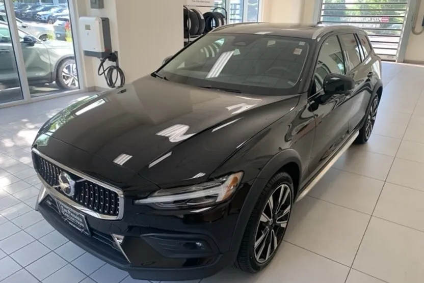2023 Volvo V60 Cross Country B5 AWD Ultimate photo 1