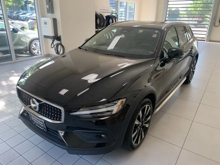2023 Volvo V60 Cross Country B5 AWD Ultimate photo 1