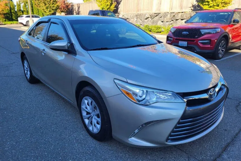 2015 Toyota Camry LE photo 1