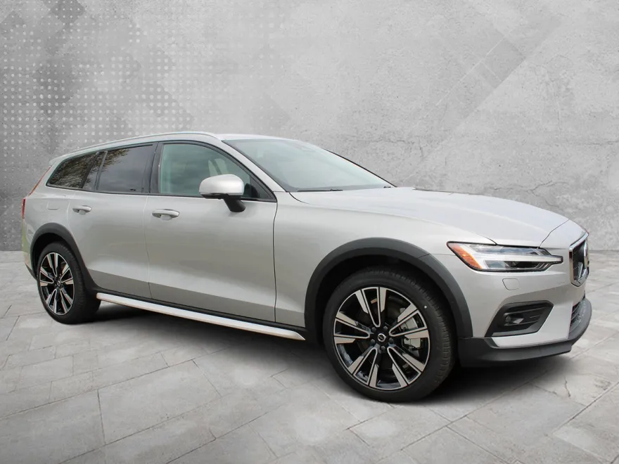2025 Volvo V60 Cross Country B5 photo 1