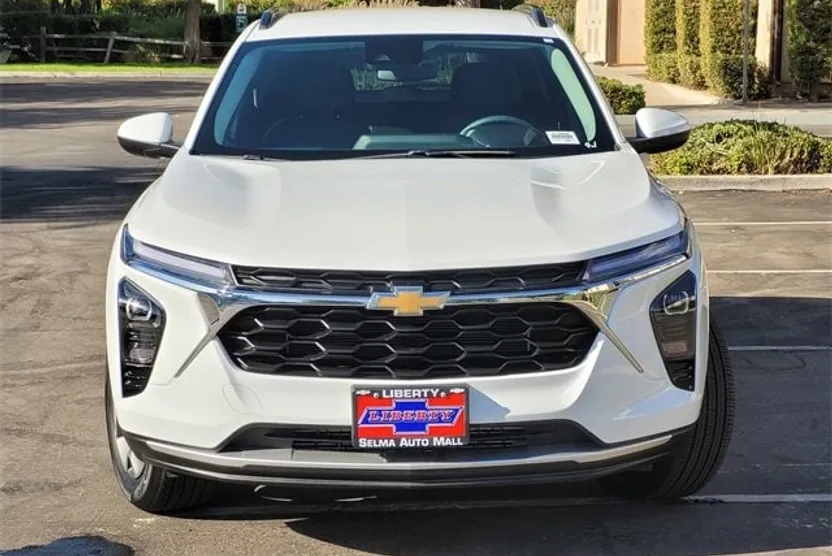 2025 Chevrolet Trax LT photo 1