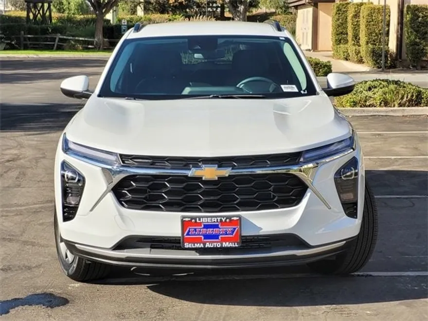 2025 Chevrolet Trax LT photo 1