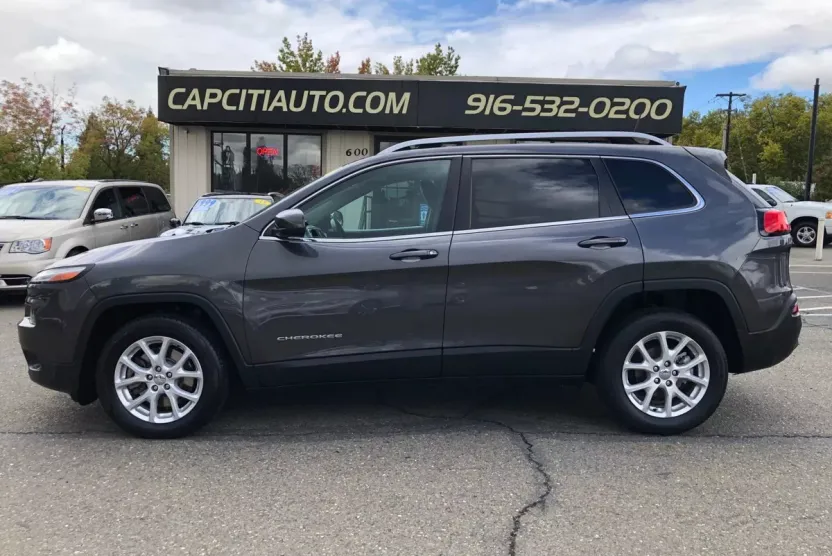 2017 Jeep Cherokee Latitude Sport photo 1