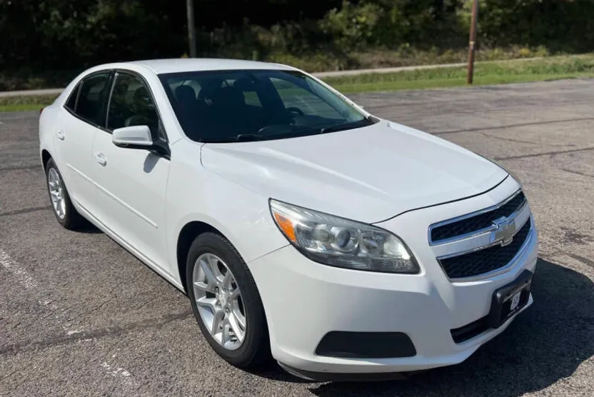 2013 Chevrolet Malibu 1LT photo 1