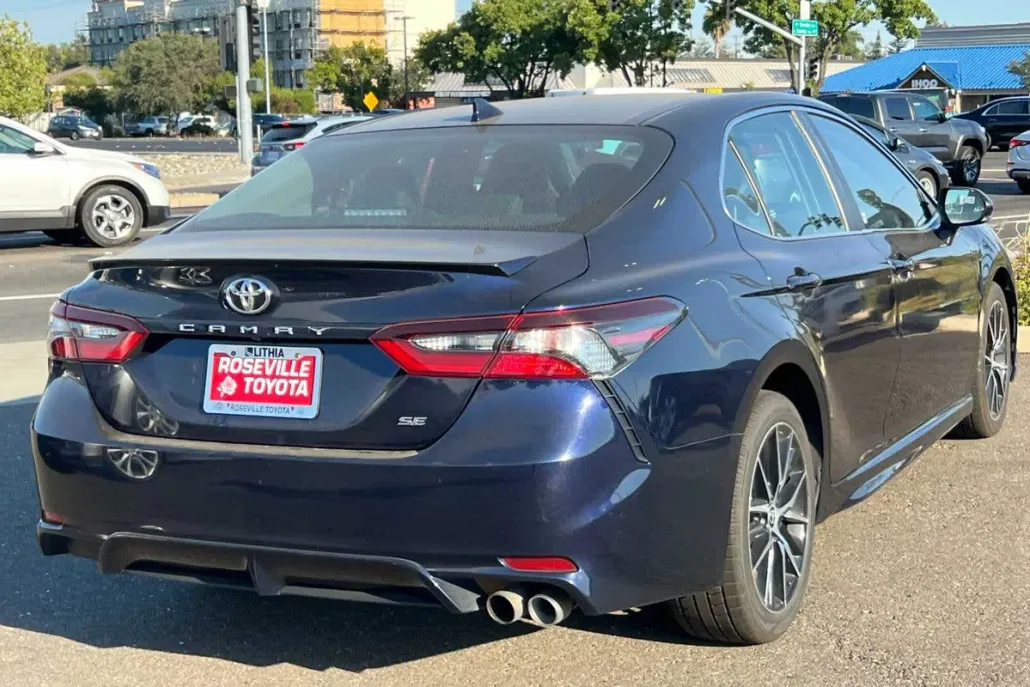 2022 Toyota Camry SE photo 1
