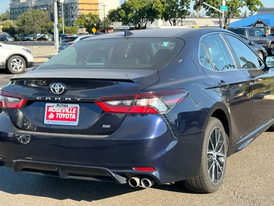 2022 Toyota Camry SE photo 1