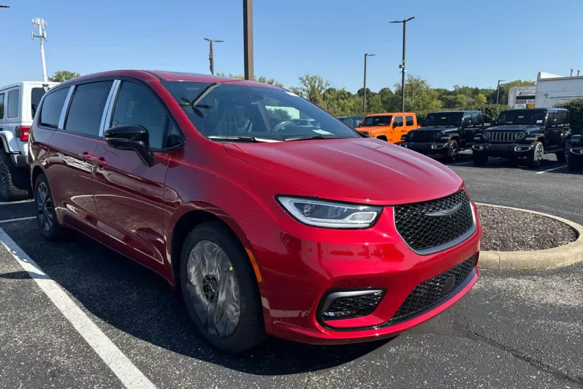2026 Chrysler Pacifica Base photo 1