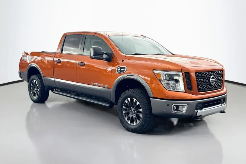2019 Nissan Titan PRO-4X Crew Cab photo 1