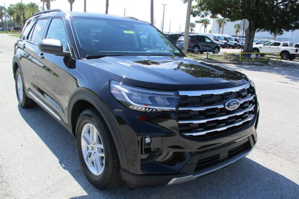 2025 Ford Explorer photo 1