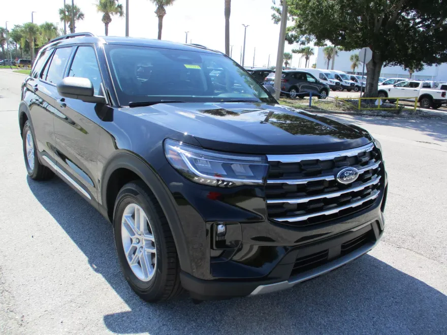 2025 Ford Explorer photo 1