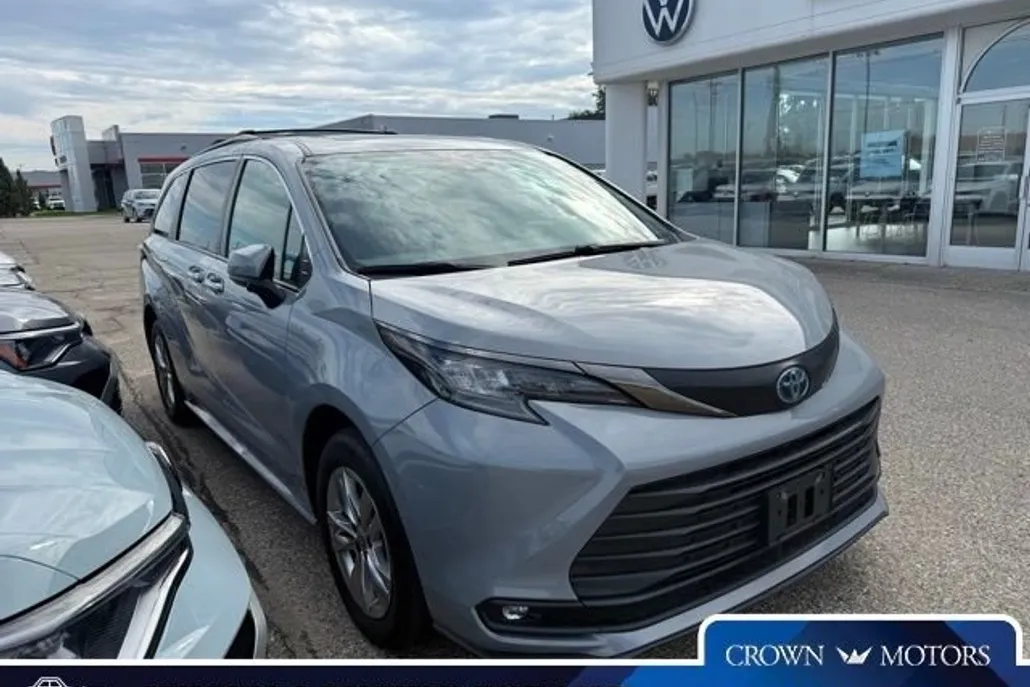 2022 Toyota Sienna XLE Woodland Edition photo 1