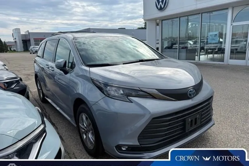 2022 Toyota Sienna XLE Woodland Edition photo 1