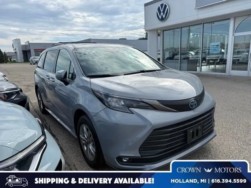 2022 Toyota Sienna XLE Woodland Edition photo 1