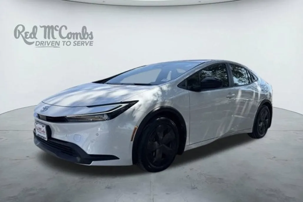 2023 Toyota Prius LE photo 1
