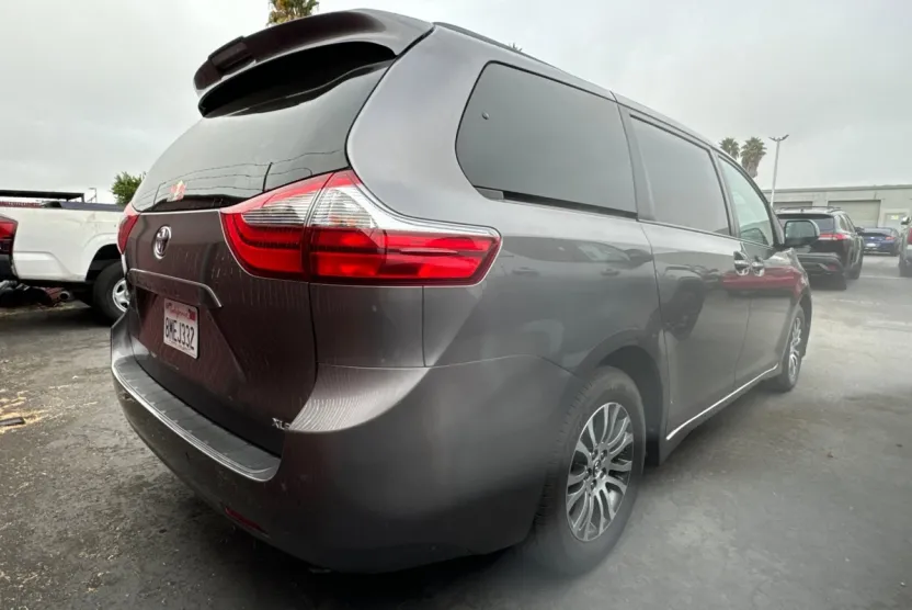 2020 Toyota Sienna XLE photo 1