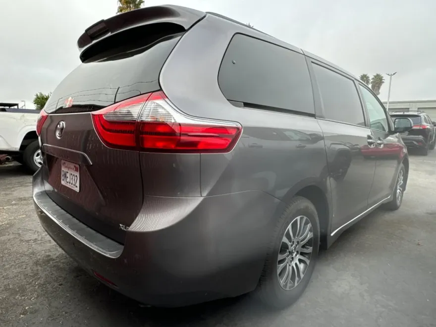 2020 Toyota Sienna XLE photo 1