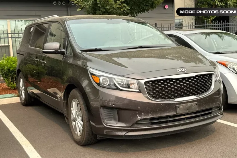 2017 Kia Sedona LX photo 1