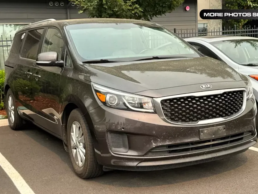 2017 Kia Sedona LX photo 1