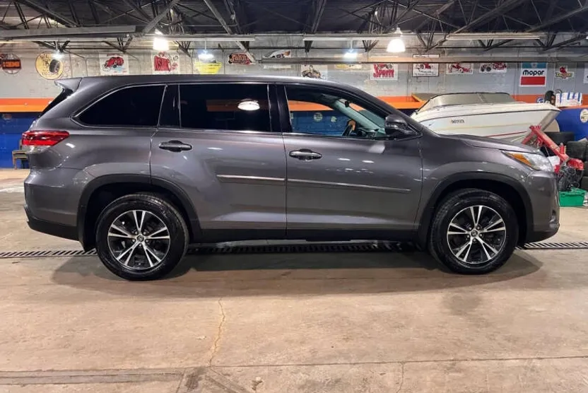 2019 Toyota Highlander LE Sport photo 1