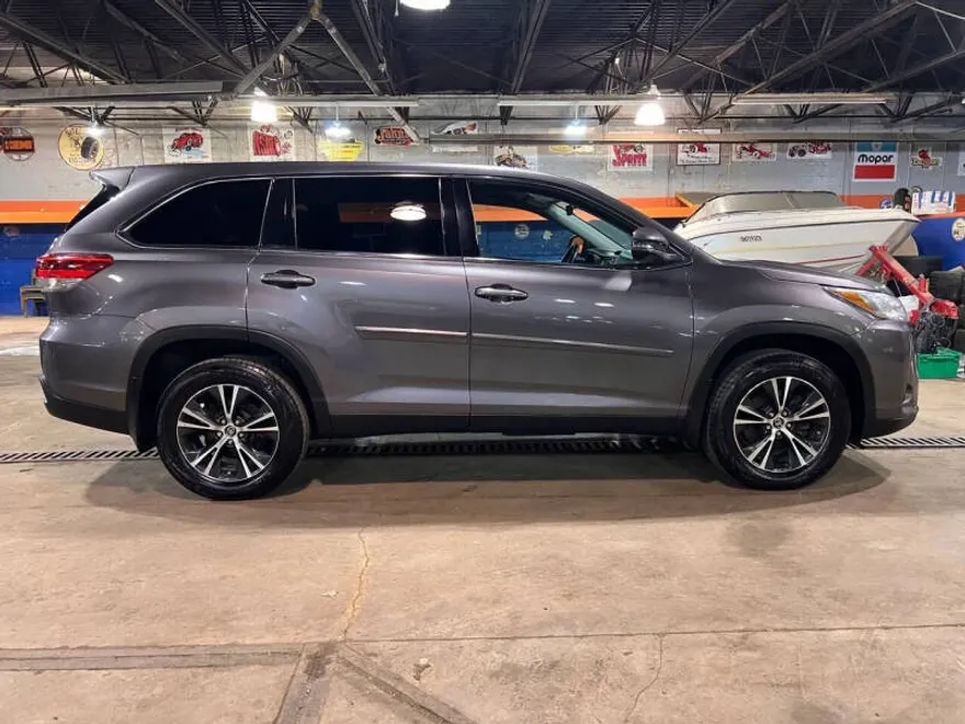 2019 Toyota Highlander LE Sport photo 1