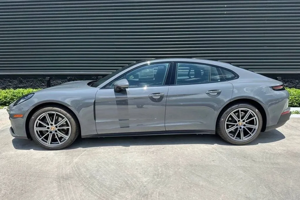 2025 Porsche Panamera 4 photo 1