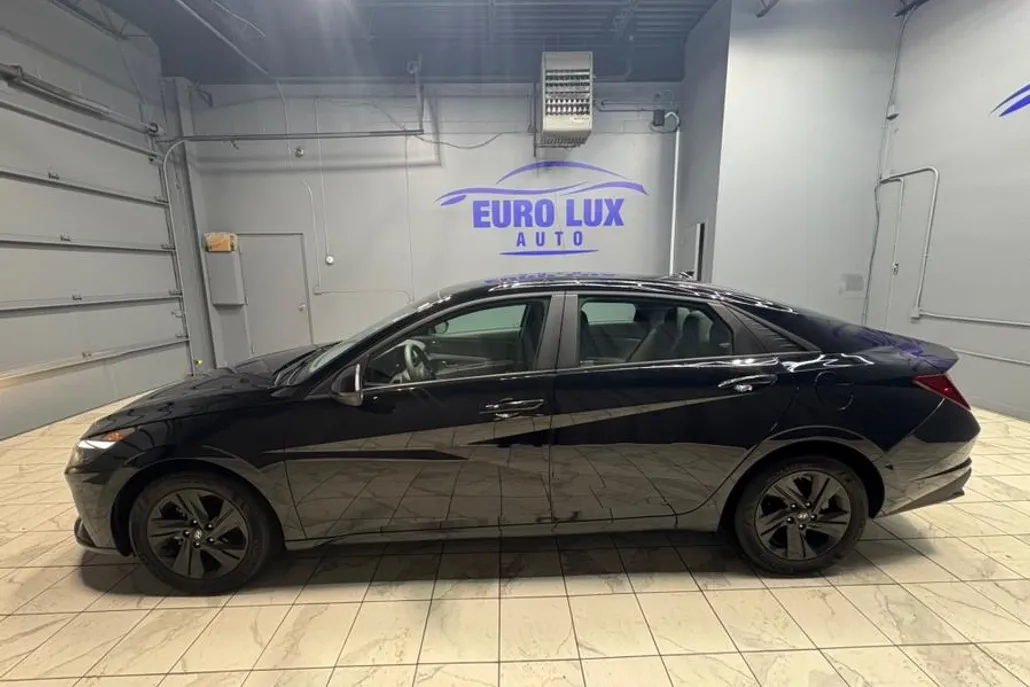2023 Hyundai Elantra SEL photo 1