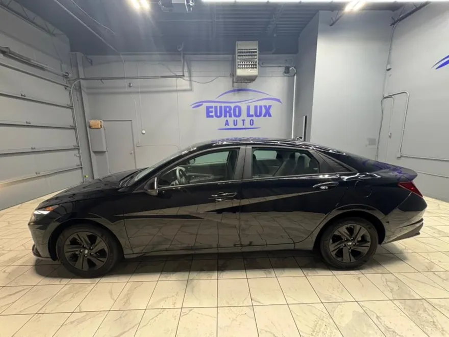 2023 Hyundai Elantra SEL photo 1
