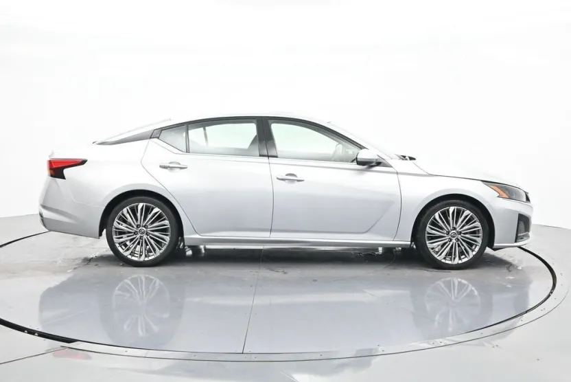 2023 Nissan Altima SL photo 1