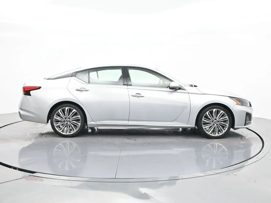 2023 Nissan Altima SL photo 1