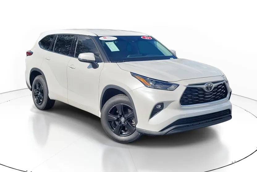 2022 Toyota Highlander LE photo 1