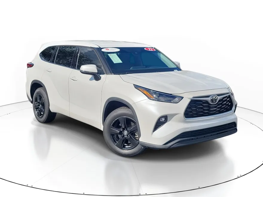 2022 Toyota Highlander LE photo 1