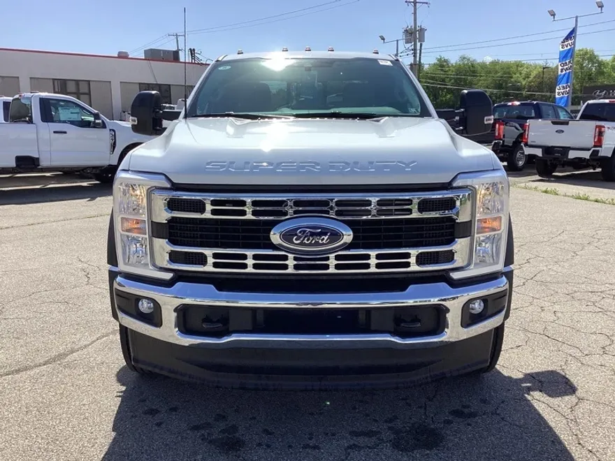 2024 Ford F-550 photo 1