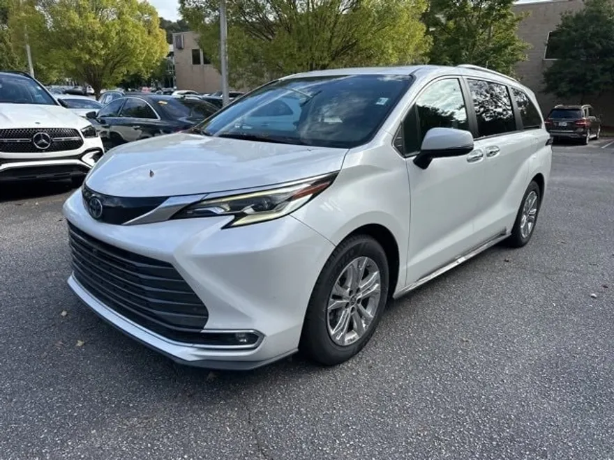 2022 Toyota Sienna Platinum photo 1