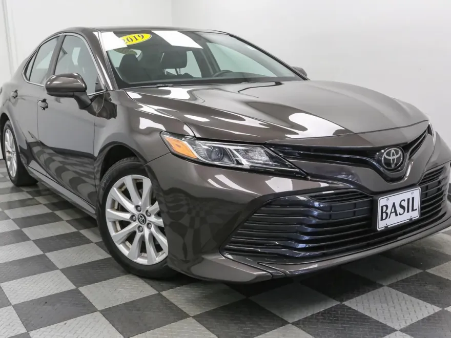2019 Toyota Camry LE photo 1