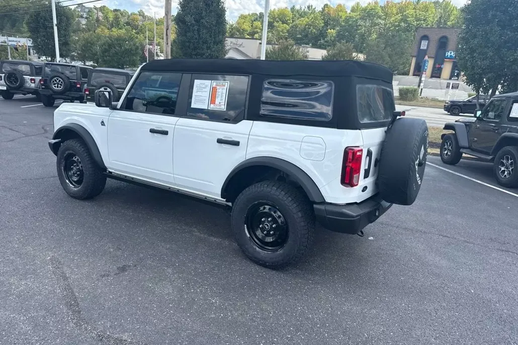 2023 Ford Bronco Black Diamond photo 1