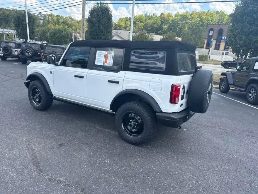 2023 Ford Bronco Black Diamond photo 1