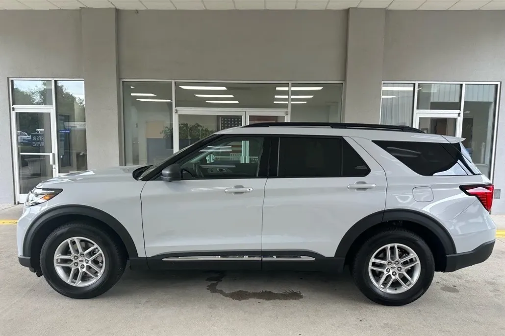 2025 Ford Explorer photo 1