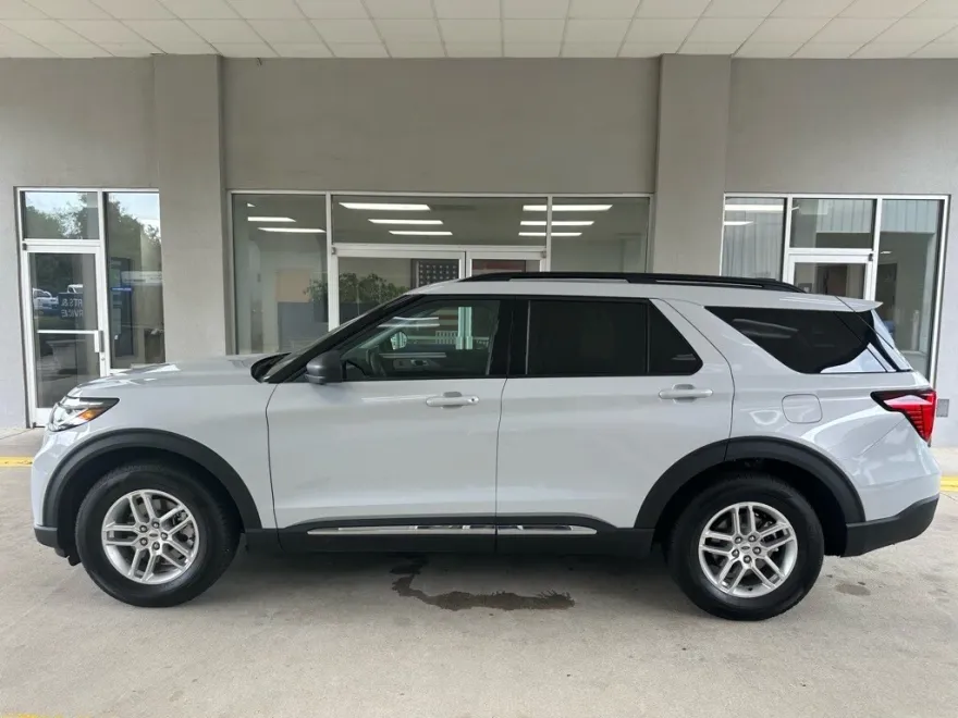 2025 Ford Explorer photo 1