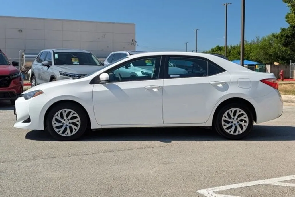 2017 Toyota Corolla L photo 1